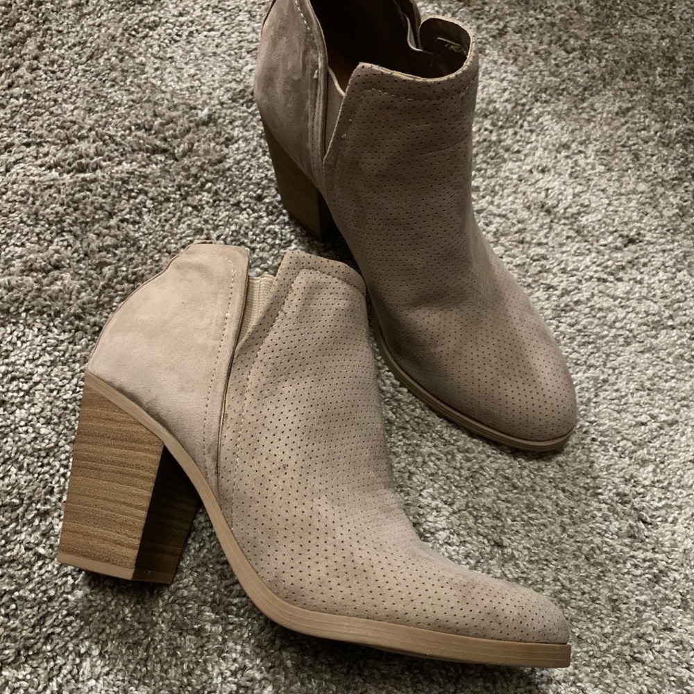 NWT Universal Thread ankle boot, sz 10